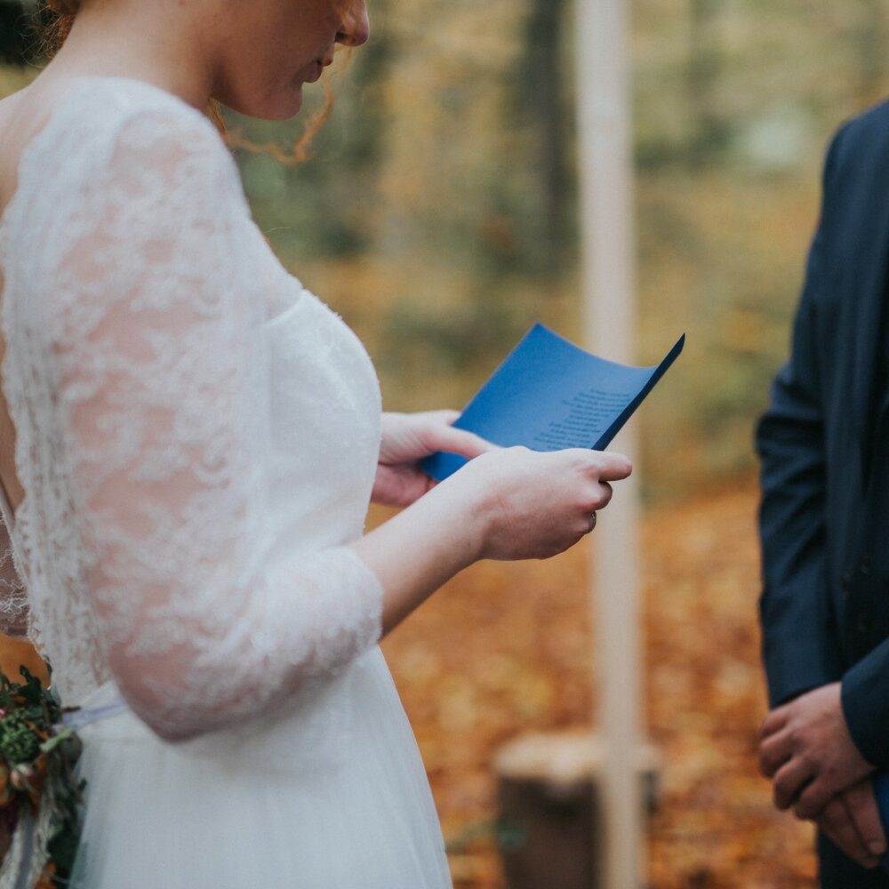 cérémonie-laïque-mariage-automne-forêt-la-soeur-de-la-mariee-blog-mariage