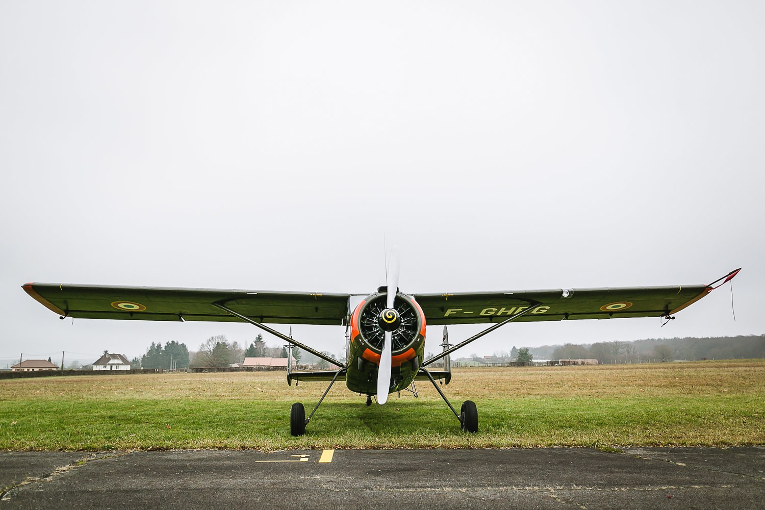 mariage-aerodrome-inspiration-avion-bourgogne-MollyGraphy-lasoeurdelamariee-blog-mariage