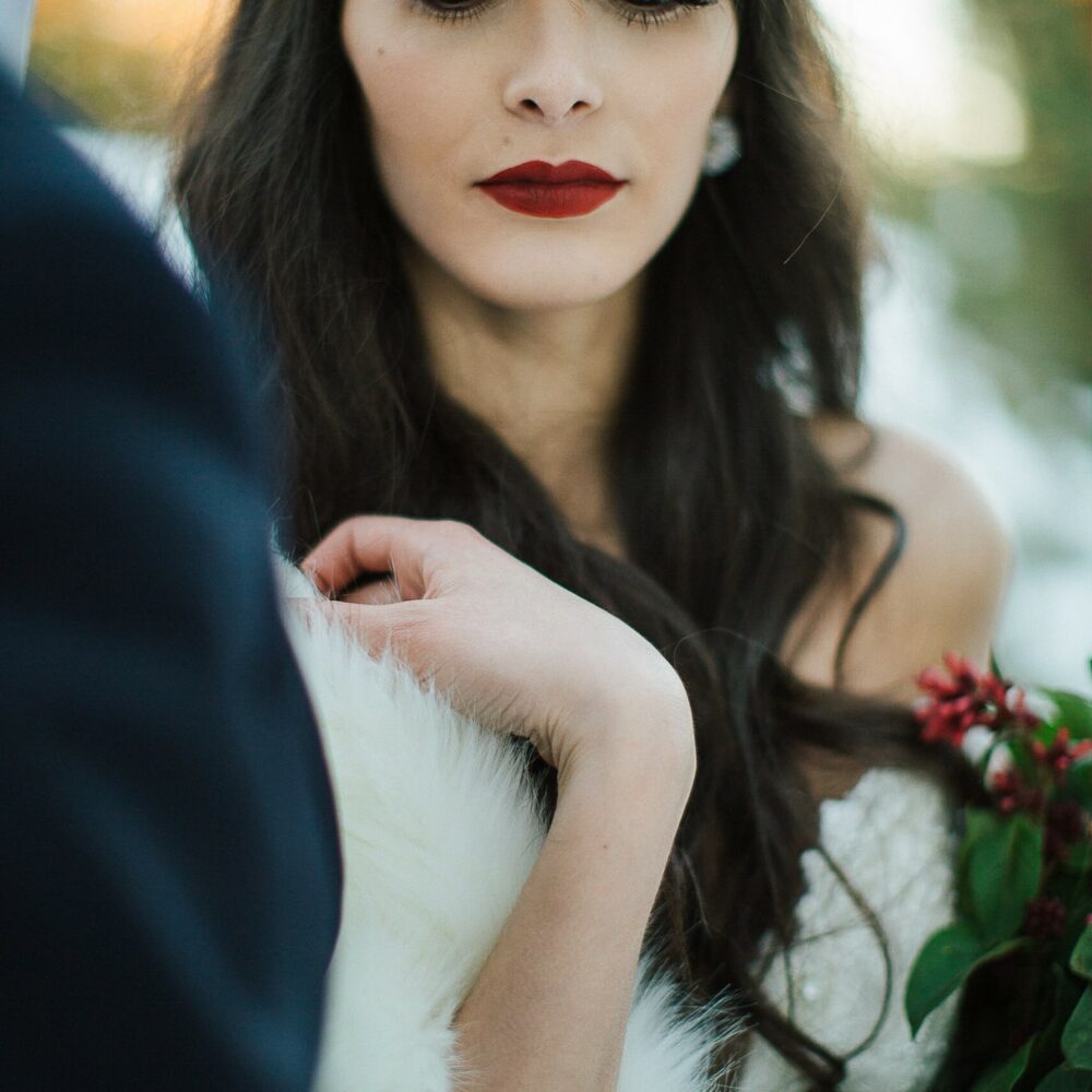 shooting-inspiration-dark-romance-mariage-romantique-glamour-hiver-neige-lasoeurdelamariee-blog-mariage