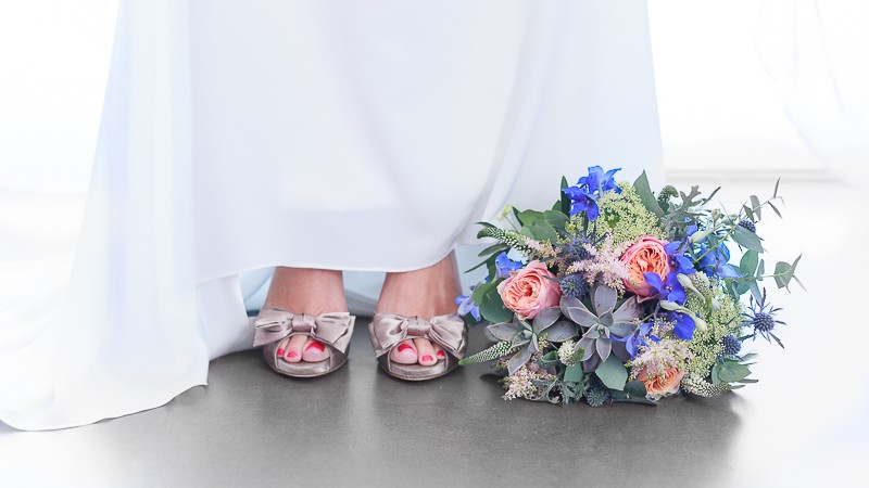 bouquet-chaussures-mariee-inspiration-mariage-air-marin-plage-mer-sable-lasoeurdelamariee-blog-mariage