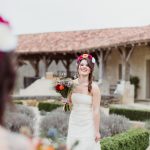 Mariée avec une couronne de fleurs vives