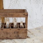 Caisse vintage de petites bouteilles