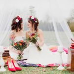 Couple lesbien pour un mariage rustique et vintage