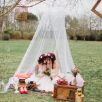 Couple sous un tipi romantique