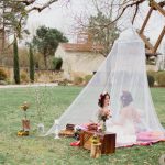 Couple sous un tipi romantique