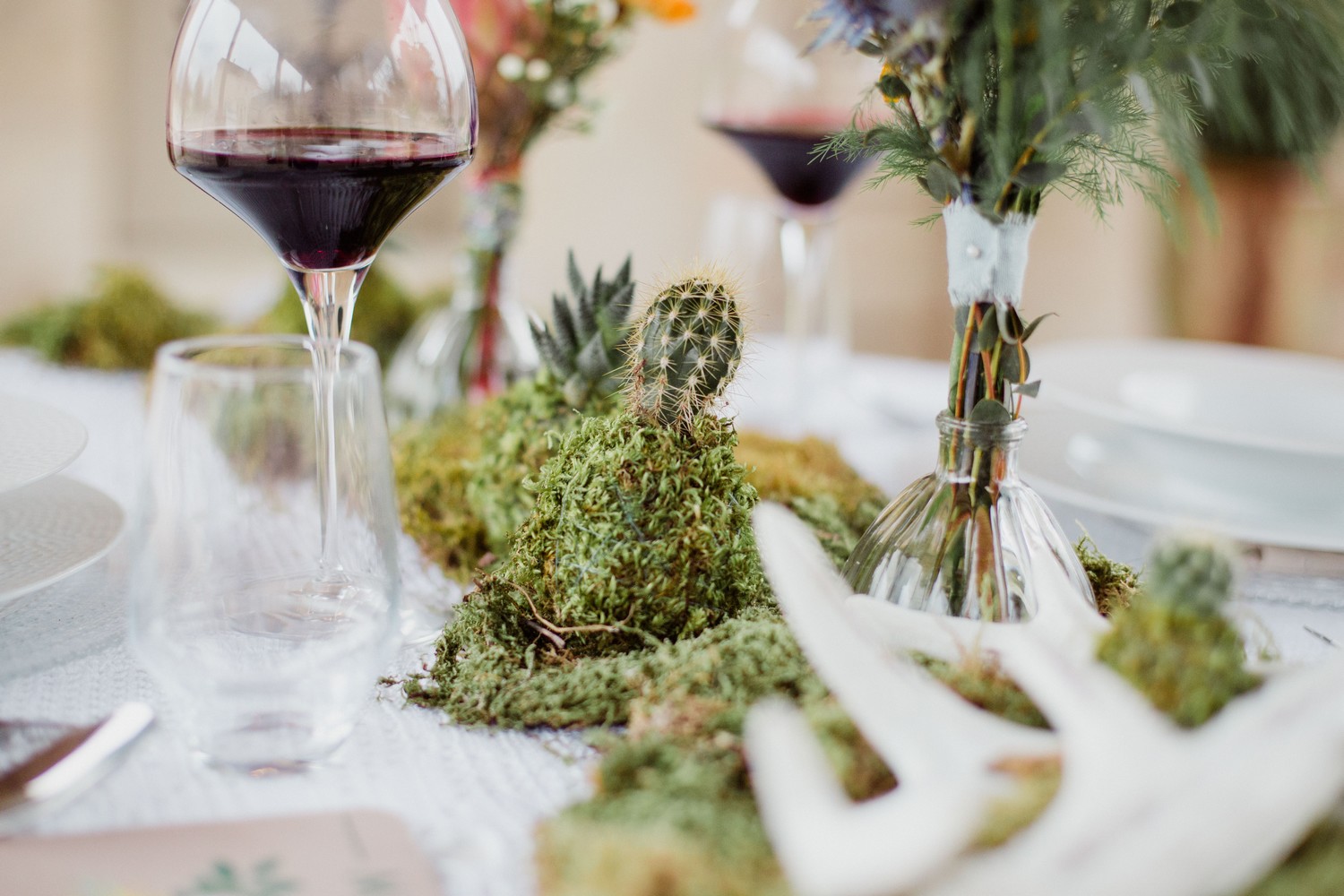 Décoration de table avec de la mousse végétale