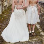 Couple lesbien en robe de mariée