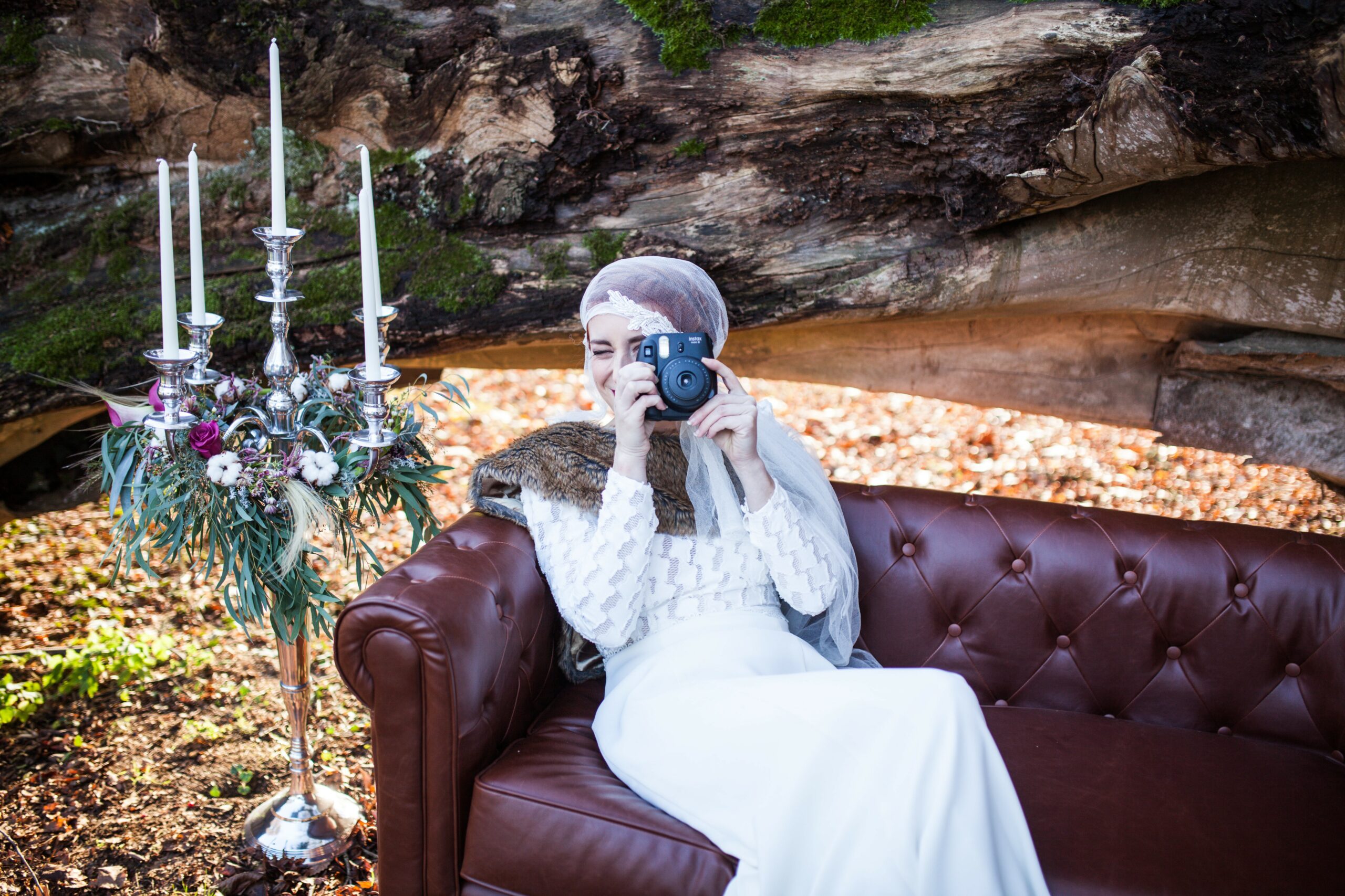 Une mariée d'hiver avec un polaroid