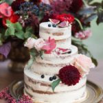 Wedding cake avec des roses et des dahlias