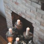Décorer l'intérieur d'une cheminée avec des bougies