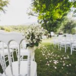 Décoration de chaises en gypsophile pour une cérémonie laïque