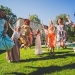 Photo de saut avec les demoiselles d'honneur