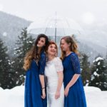 Mariée et ses demoiselles d'honneur sous la neige