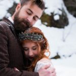 Des mariés sous la neige