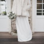 Robe de mariée et bouquet de mariée en hiver