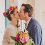 Baiser des mariés pour un mariage tropical chic