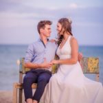 Couple de mariés sur un banc à la plage