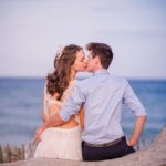 Couple s'embrassant devant la mer