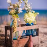 Décoration de mariage avec des bouteilles sur la plage