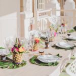 Décoration de table pour mariage tropical chic