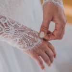 Manche longue en dentelle d'une robe de mariée