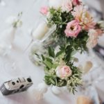 Appareil photo jetable sur chaque table pour un mariage