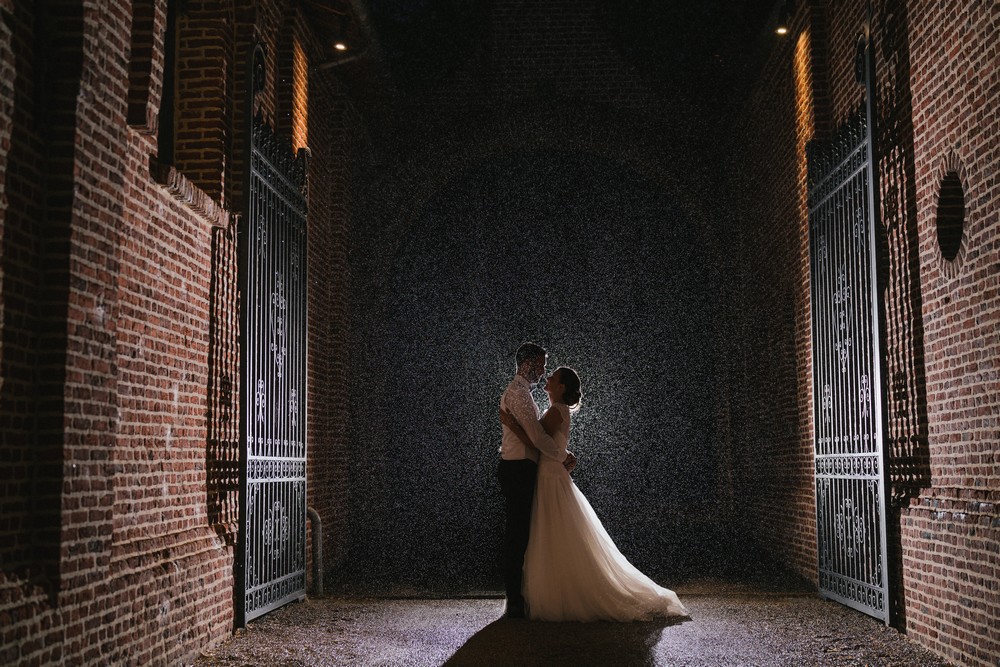 Des mariés sous la pluie