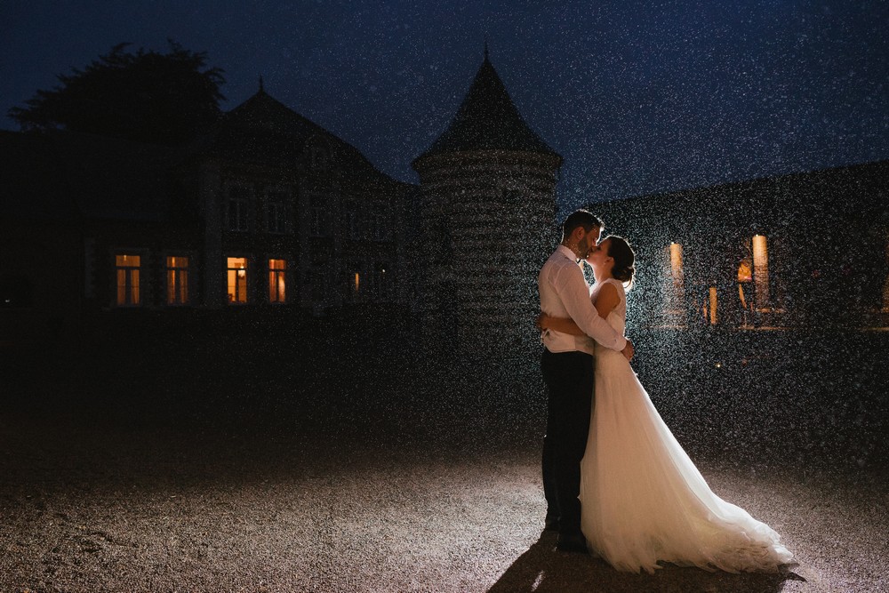 Des mariés sous la pluie