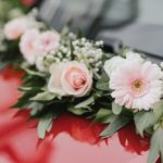 Décoration florale sur une voiture de mariage