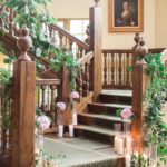 Décoration d'un escalier avec des bougies