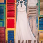 Robe de mariée suspendue à des volets colorés