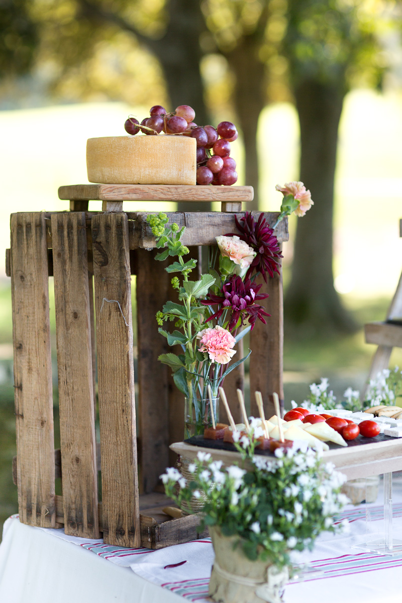 Décoration de buffet avec des caisses en bois