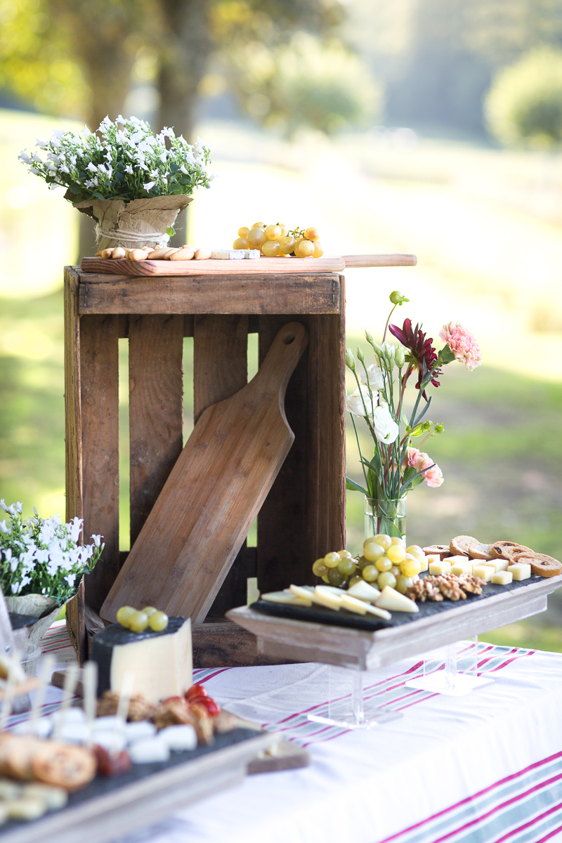 Décoration de buffet avec des caisses en bois