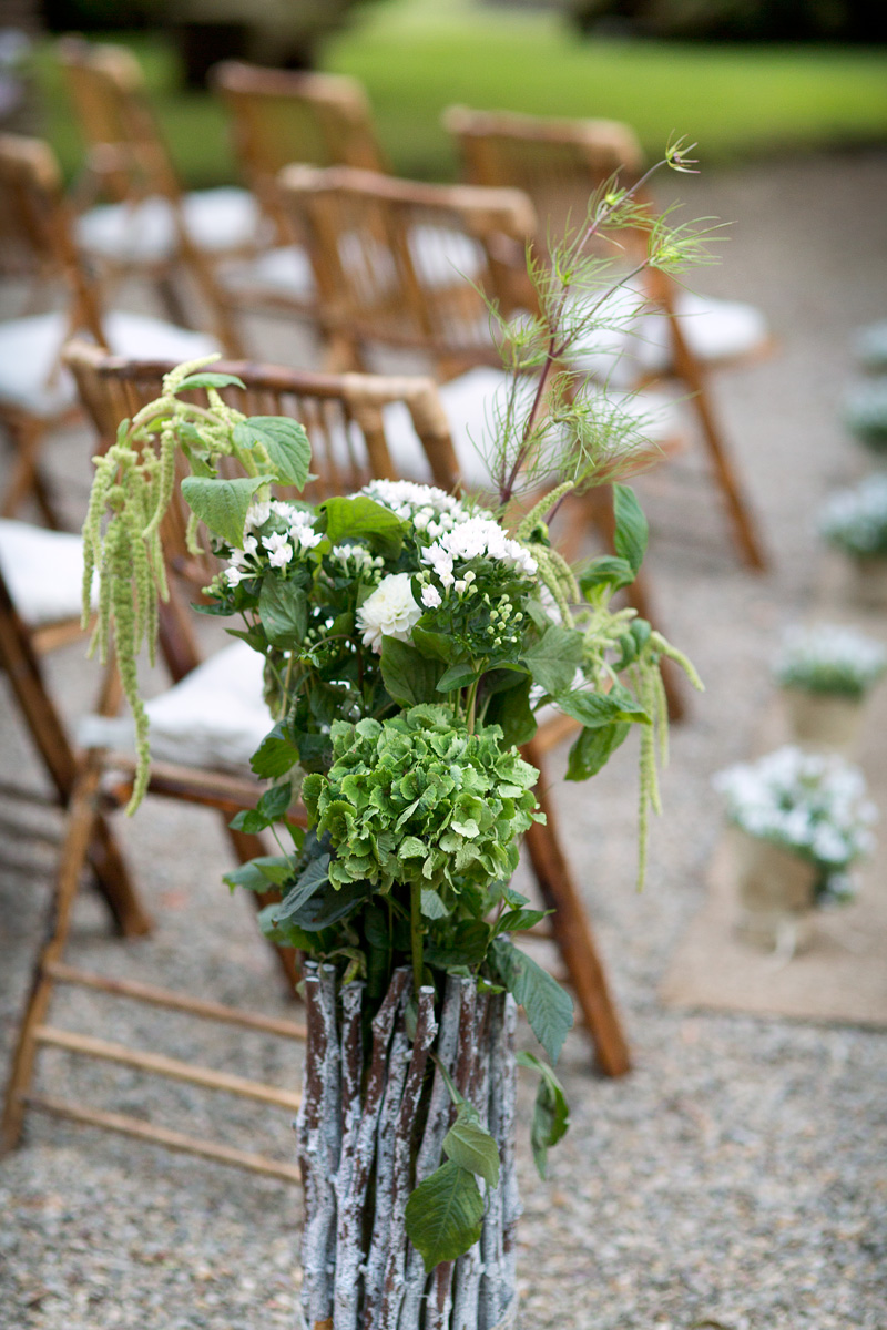 Décoration florale pour allée de cérémonie laïque