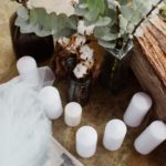 Bougies blanches, cotons et eucalyptus