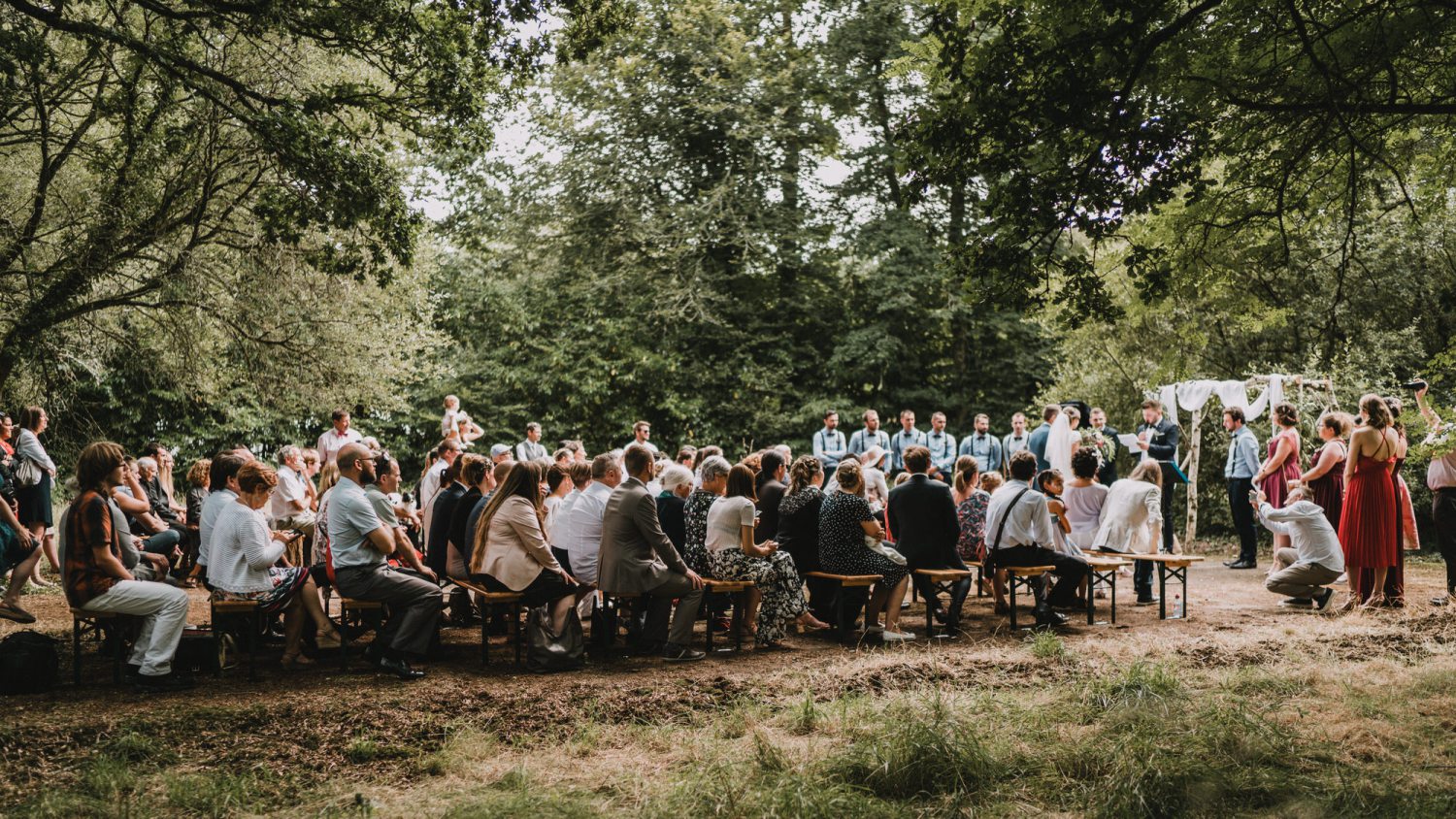 ceremonie-laique-dans-les-bois-finistere-bretagne