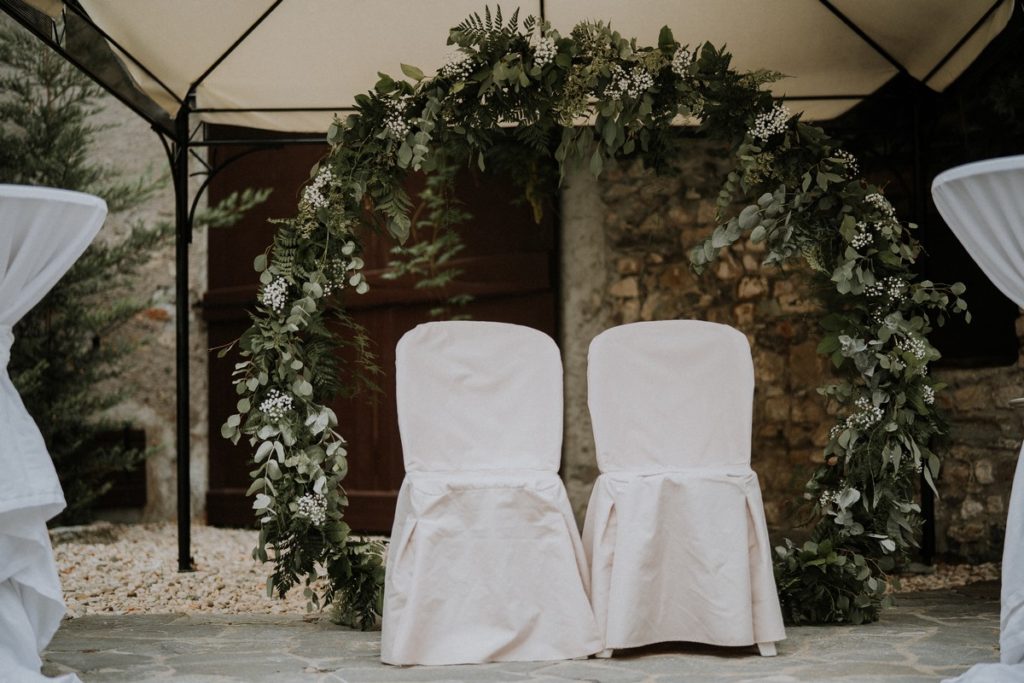 arche-ronde-vegetale-chaises-mariage