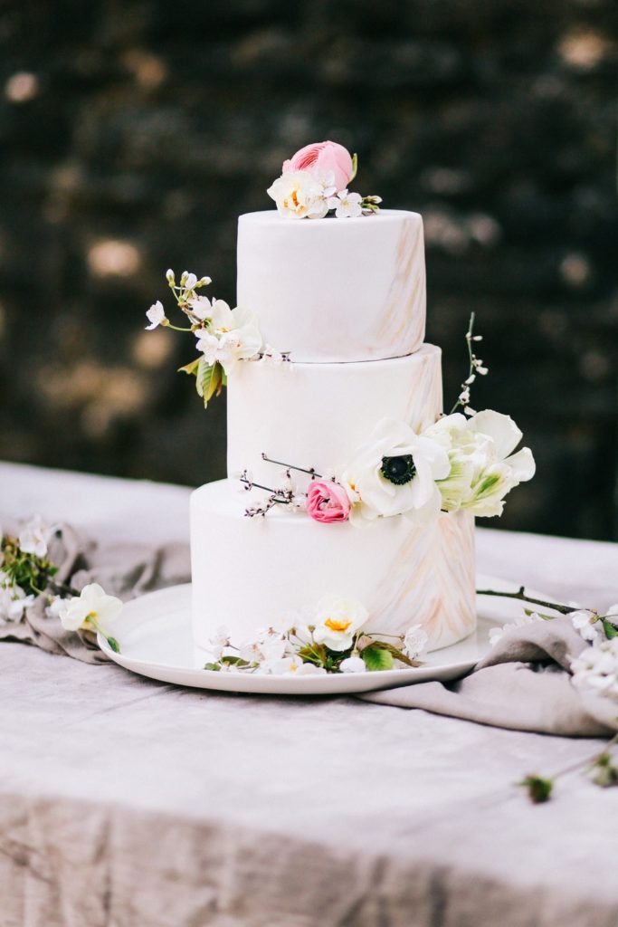 wedding-cake-marbre-anemone-blanche