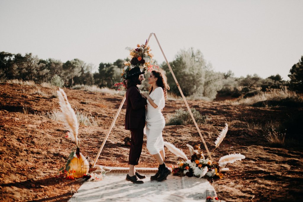 arche-triangulaire-mariage-boheme-rock-provence