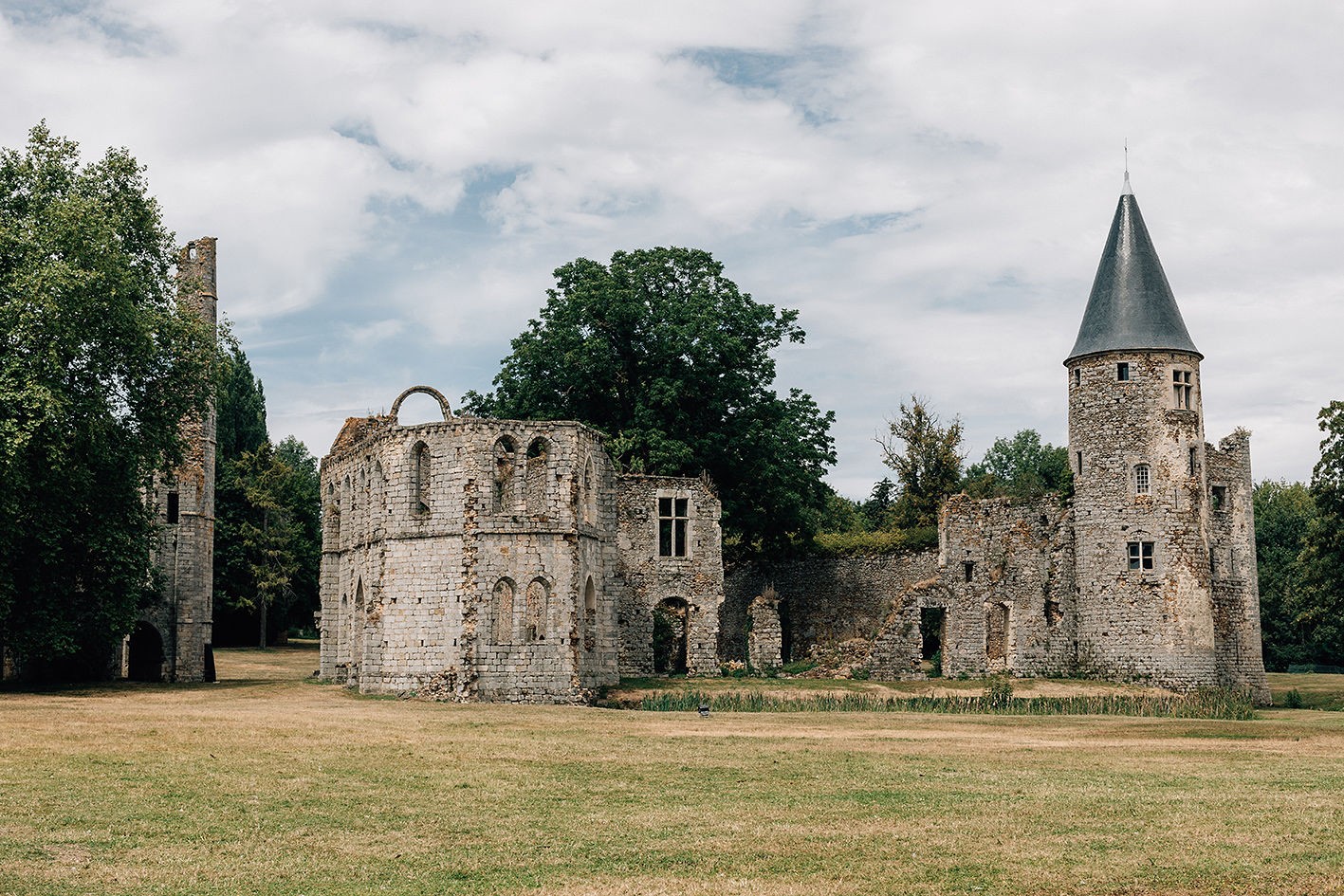 Un mariage au cœur des ruines du Château du Vivier La Sœur de la Mariée