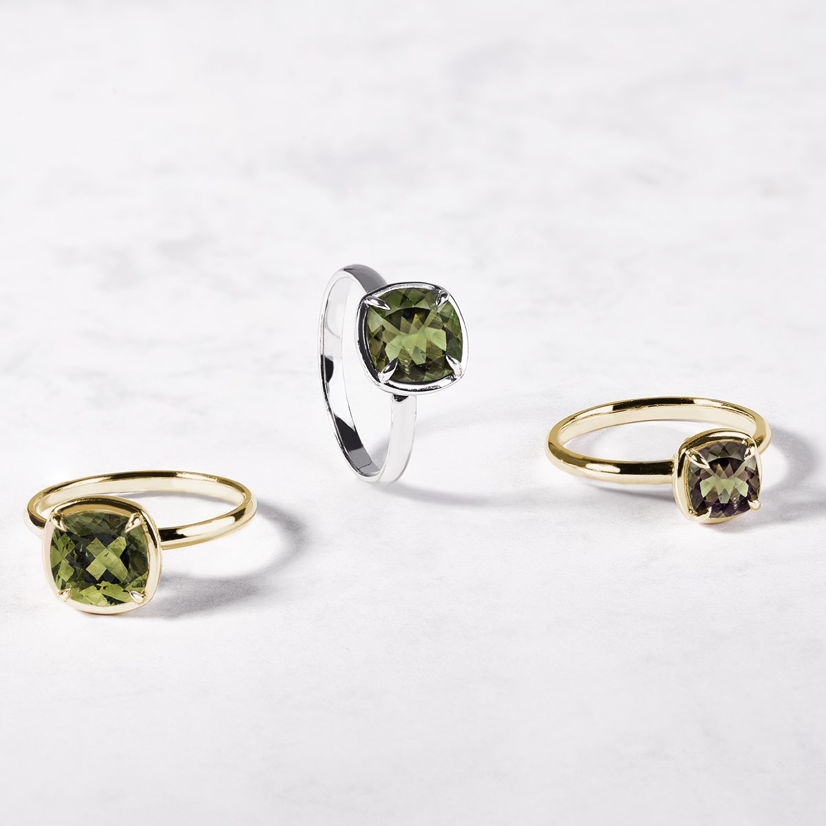 Joaillerie : tout savoir sur la moldavite, la pierre verte venue du ciel –  La Sœur de la Mariée