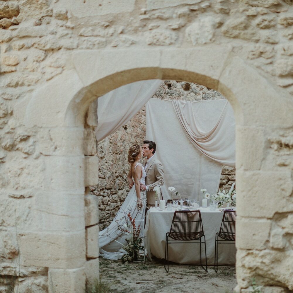 Un mariage minimaliste et minéral en Provence