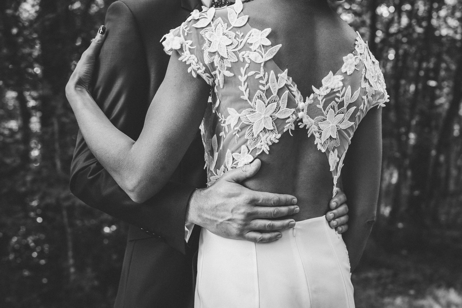 Robe-de-mariee-sur-mesure-dos-nu-dentelle-silvene-hedon