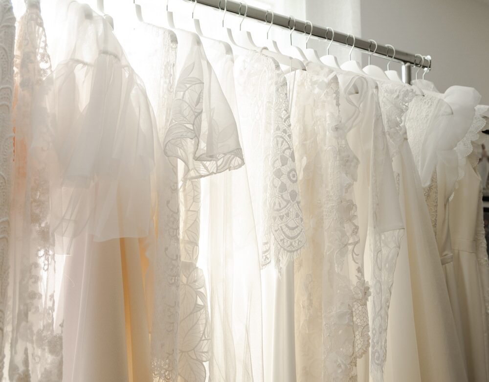 Quelle différence entre des robes de mariée demi-mesure et sur-mesure ?