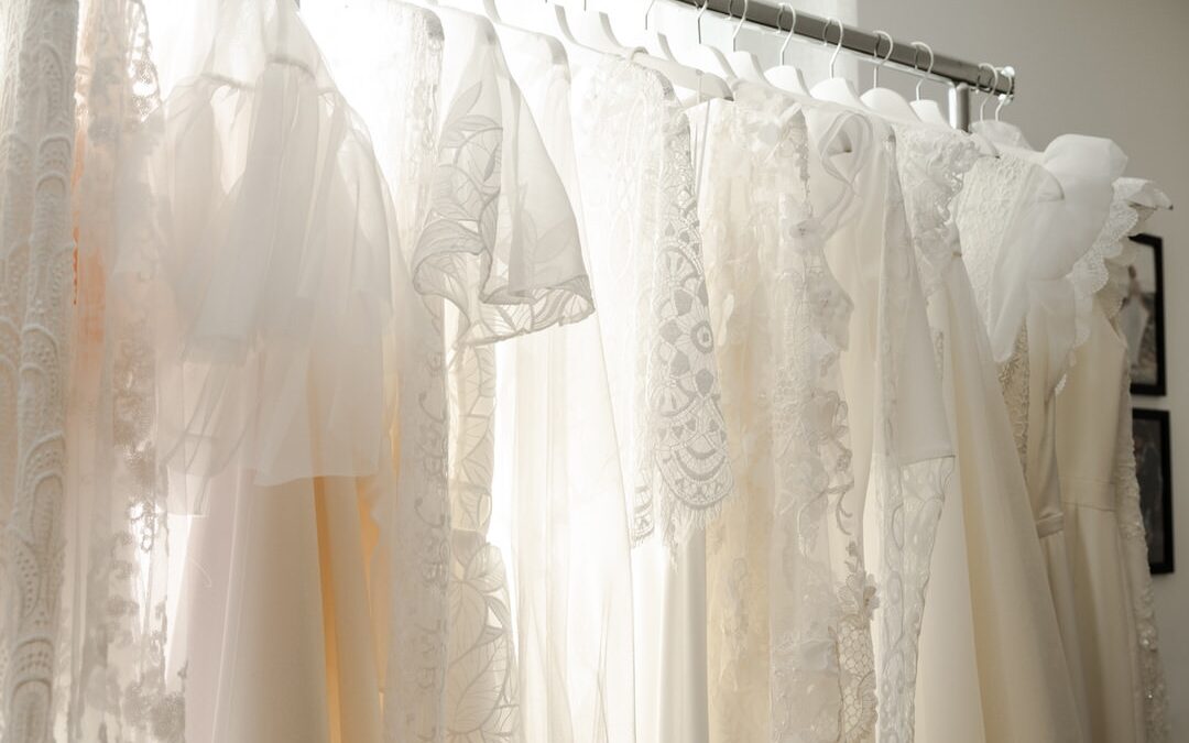 Quelle différence entre des robes de mariée demi-mesure et sur-mesure ?