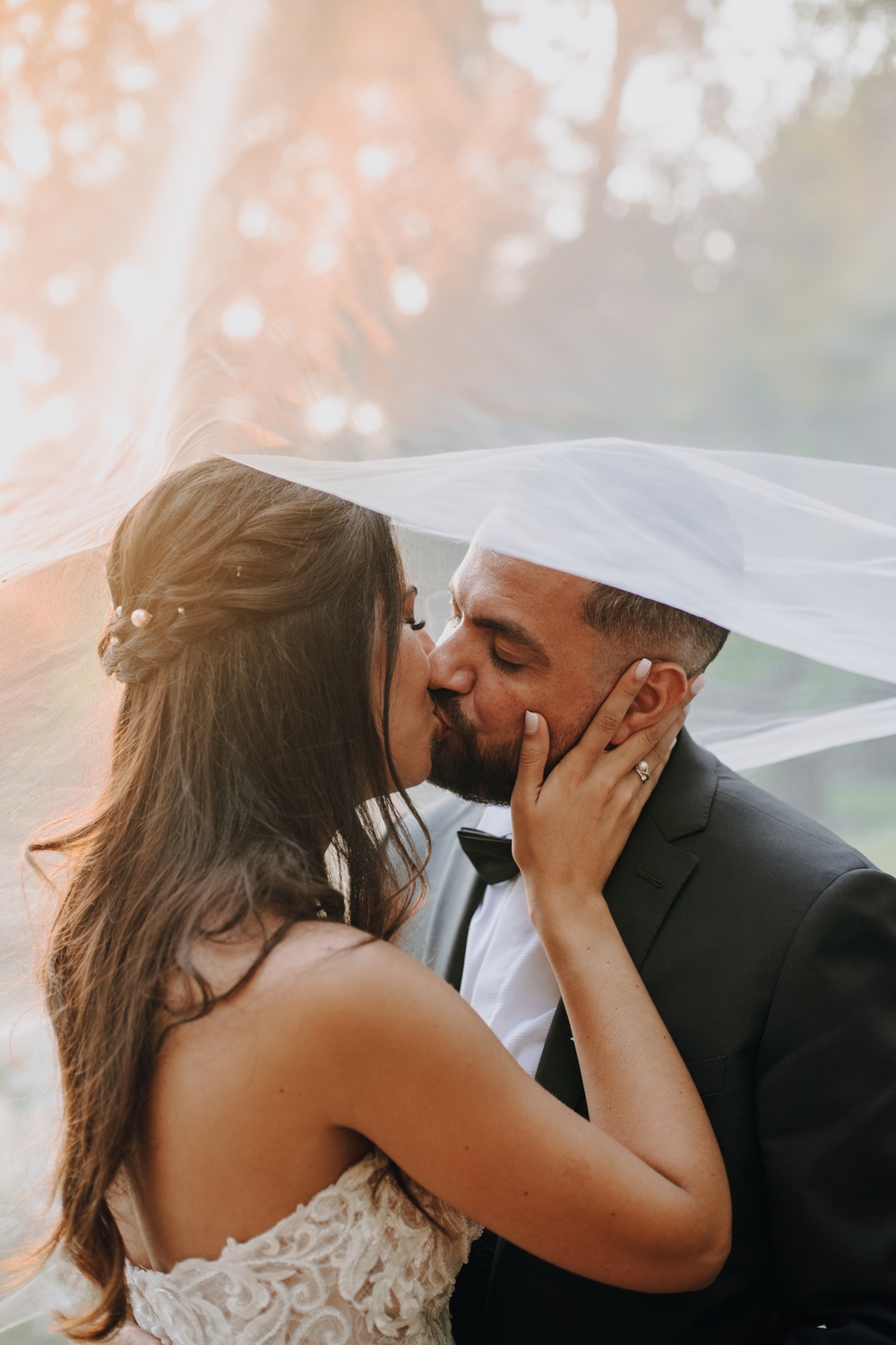 Photo de couple sous voile par JustineHPhotography