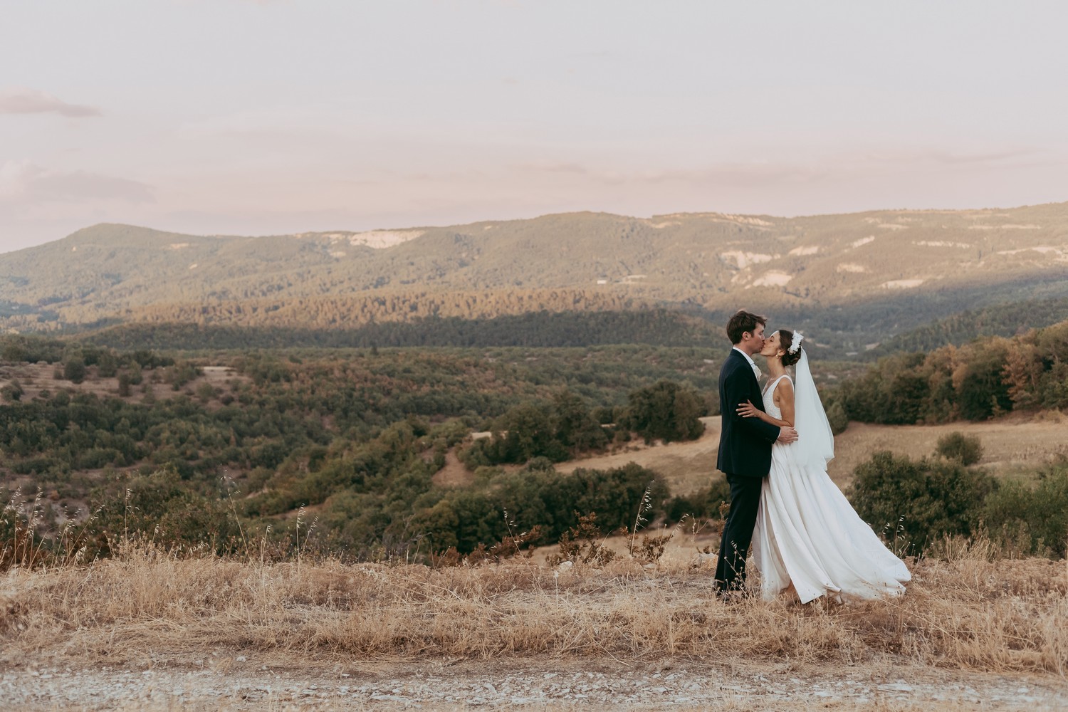 mariage-intime-et-brut-en-Provence-anastasia-bremond-photographie