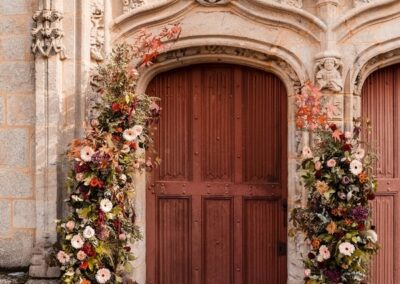 Décoration florale d'une porte d'église par Reine et Rose