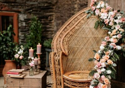 Décoration florale d'un fauteuil emmanuelle par Reine et Rose