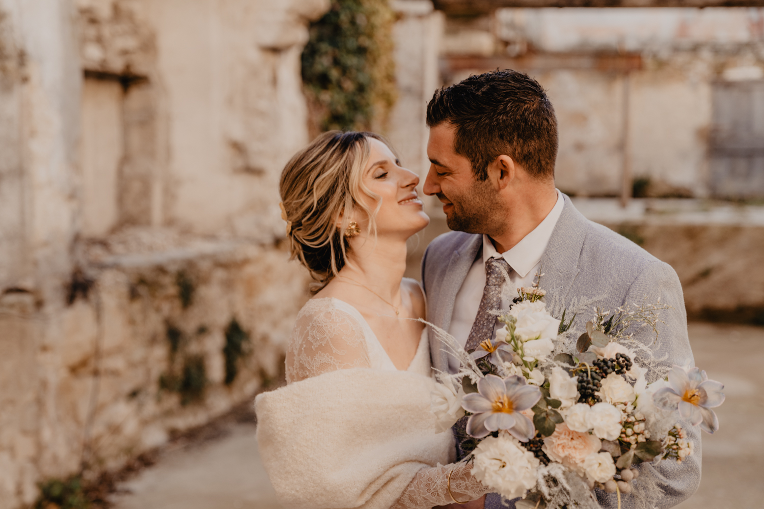 Composition de voiture de mariage chapeau voile et coeurs